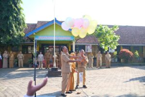 penerbangan balon oleh Riyadi, S.Pd selaku Kepala Sekolah SDN Pangebatan menandai dibukanya acara MPLS